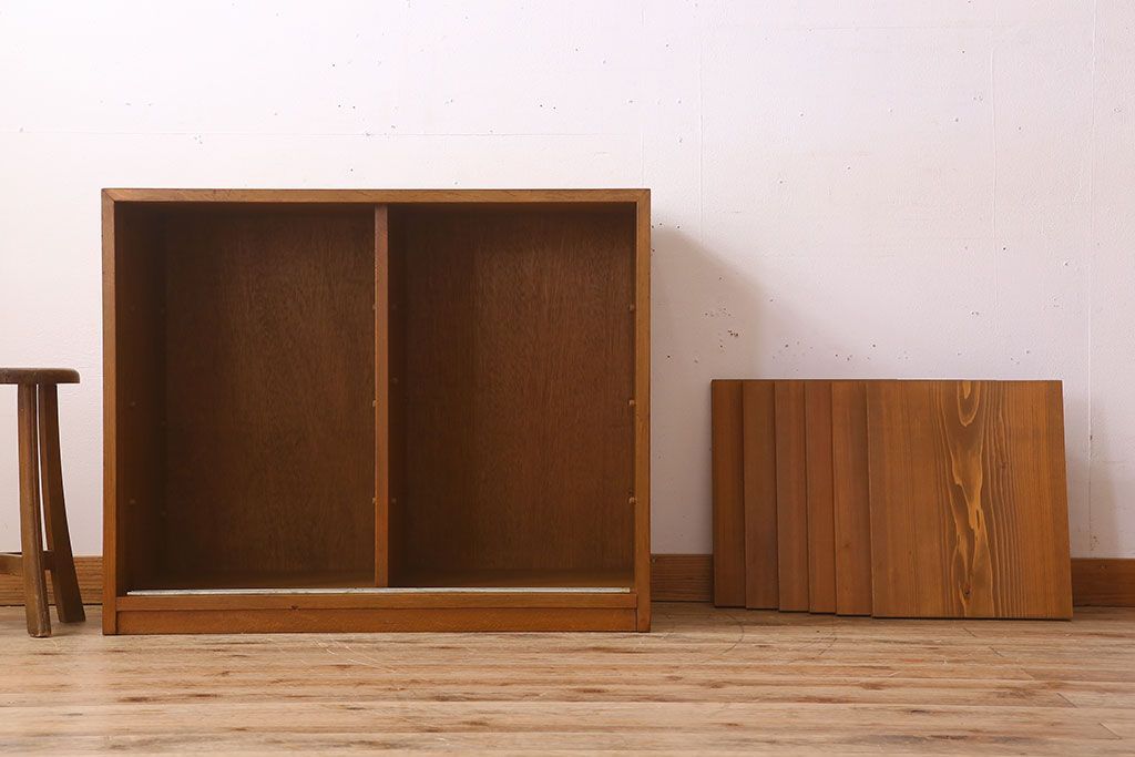 アンティーク家具　モールガラス引き戸　ブナ材　小ぶりなアンティーク収納棚