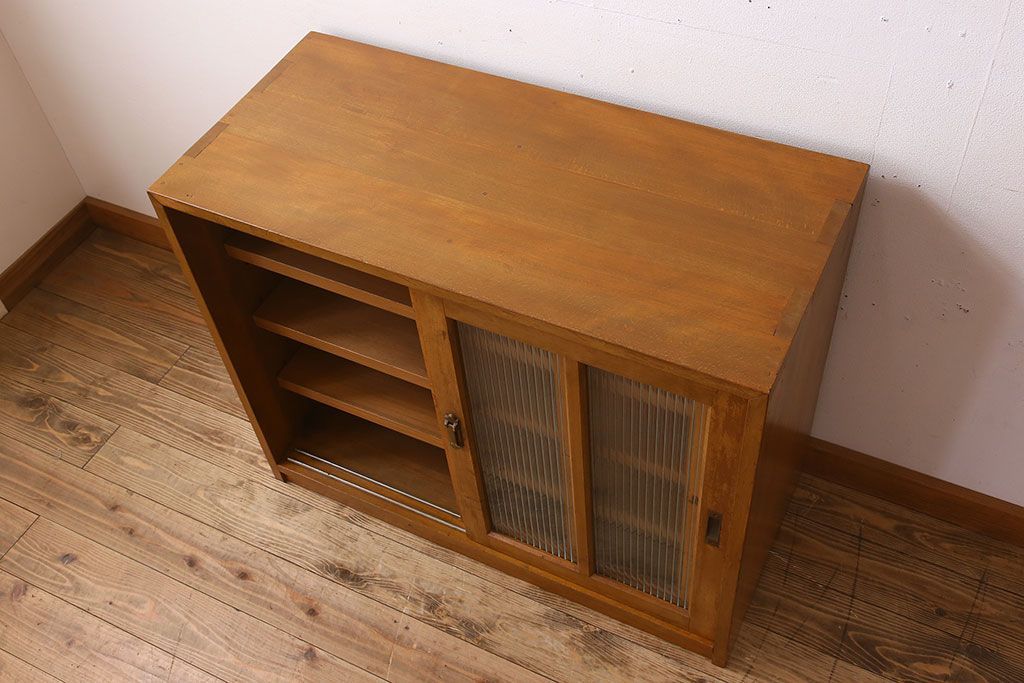 アンティーク家具　モールガラス引き戸　ブナ材　小ぶりなアンティーク収納棚