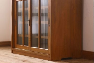 アンティーク家具　モールガラス引き戸　ブナ材　小ぶりなアンティーク収納棚