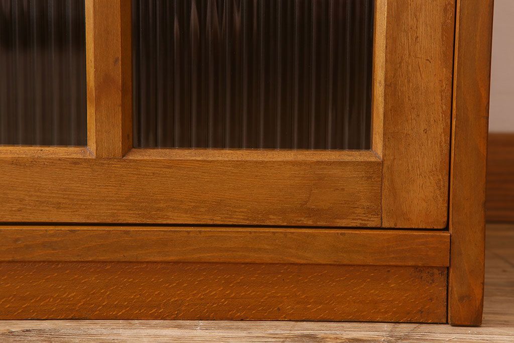 アンティーク家具　モールガラス引き戸　ブナ材　小ぶりなアンティーク収納棚