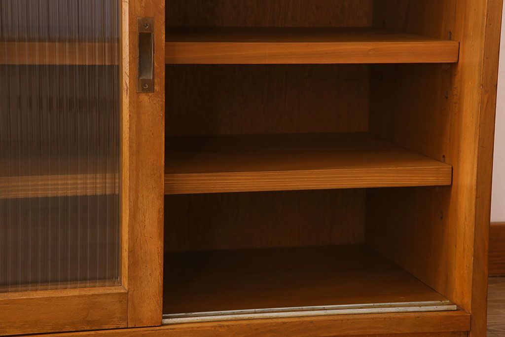 アンティーク家具　モールガラス引き戸　ブナ材　小ぶりなアンティーク収納棚