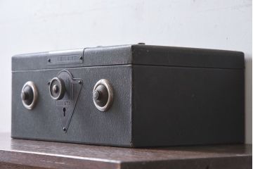 アンティーク雑貨　ジャンク品　昭和レトロ　三洋電機株式会社　古い手提げ金庫