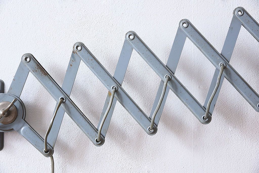 ヨーロッパビンテージ　シャビーなシザーランプ(ブラケットライト・壁付け照明)