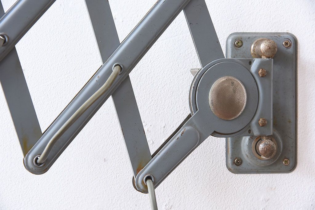 ヨーロッパビンテージ　シャビーなシザーランプ(ブラケットライト・壁付け照明)