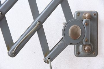 ヨーロッパビンテージ　シャビーなシザーランプ(ブラケットライト・壁付け照明)