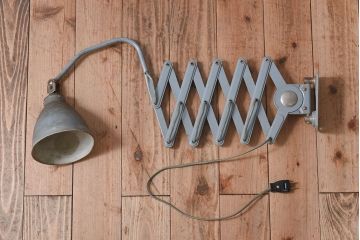 ヨーロッパビンテージ　シャビーなシザーランプ(ブラケットライト・壁付け照明)