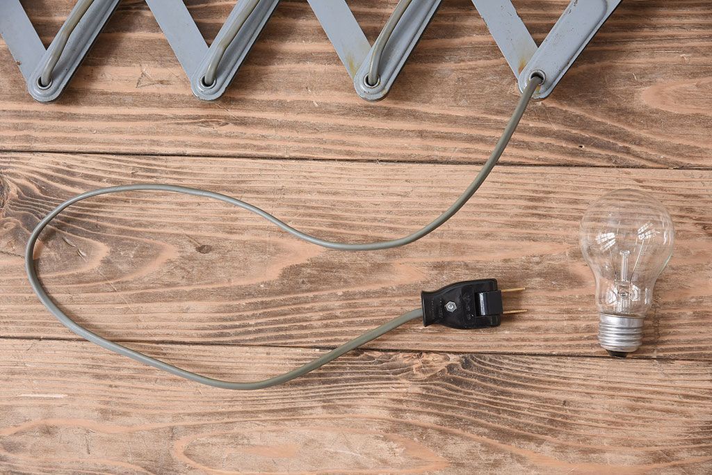 ヨーロッパビンテージ　シャビーなシザーランプ(ブラケットライト・壁付け照明)