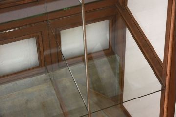 レトロ家具　ナラ材製　昭和レトロなマス目ガラスケース(ショーケース、収納棚、飾り棚)