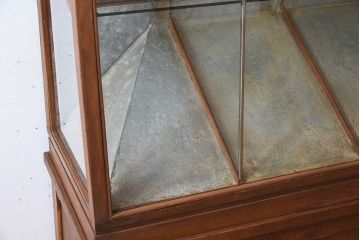 レトロ家具　ナラ材製　昭和レトロなマス目ガラスケース(ショーケース、収納棚、飾り棚)