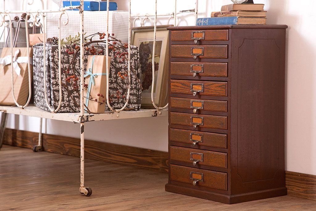 アンティーク家具　和製アンティーク　9杯引き出し付き!昭和期のネームプレート付き小引き出し