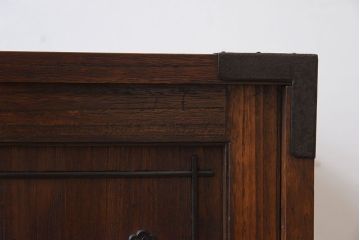 アンティーク家具　鉄脚付き!味のある古い木製の箪笥ローボード(衣装箪笥)