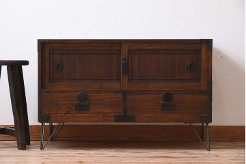 アンティーク家具　鉄脚付き!味のある古い木製の箪笥ローボード(衣装箪笥)