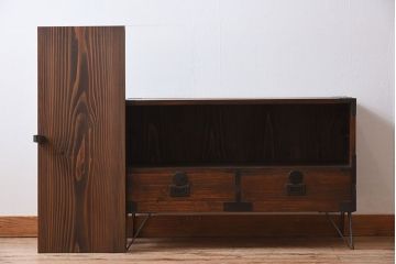 アンティーク家具　鉄脚付き!味のある古い木製の箪笥ローボード(衣装箪笥)