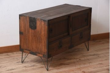 アンティーク家具　鉄脚付き!味のある古い木製の箪笥ローボード(衣装箪笥)