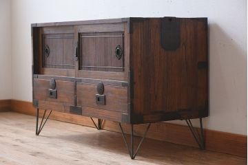 アンティーク家具　鉄脚付き!味のある古い木製の箪笥ローボード(衣装箪笥)