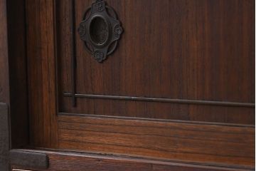 アンティーク家具　鉄脚付き!味のある古い木製の箪笥ローボード(衣装箪笥)