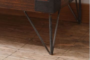 アンティーク家具　鉄脚付き!味のある古い木製の箪笥ローボード(衣装箪笥)