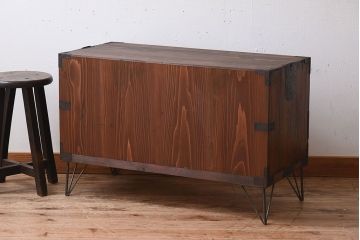 アンティーク家具　鉄脚付き!味のある古い木製の箪笥ローボード(衣装箪笥)