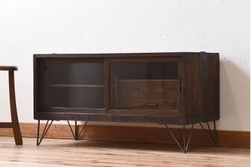 アンティーク家具　総桐材製　クリアガラス引き戸　古い木の鉄脚ローボード(桐箪笥、桐たんす)