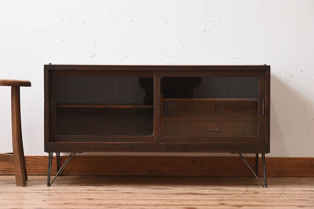 アンティーク家具　総桐材製　クリアガラス引き戸　古い木の鉄脚ローボード(桐箪笥、桐たんす)