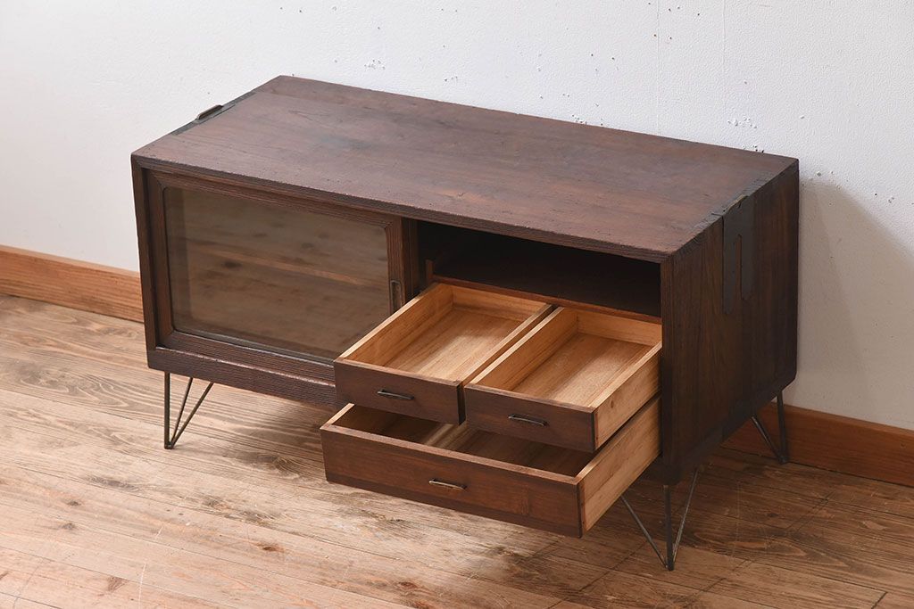 アンティーク家具　総桐材製　クリアガラス引き戸　古い木の鉄脚ローボード(桐箪笥、桐たんす)