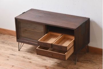 アンティーク家具　総桐材製　クリアガラス引き戸　古い木の鉄脚ローボード(桐箪笥、桐たんす)