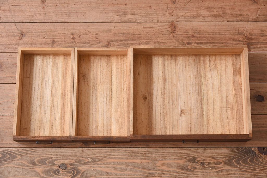 アンティーク家具　総桐材製　クリアガラス引き戸　古い木の鉄脚ローボード(桐箪笥、桐たんす)