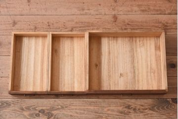 アンティーク家具　総桐材製　クリアガラス引き戸　古い木の鉄脚ローボード(桐箪笥、桐たんす)