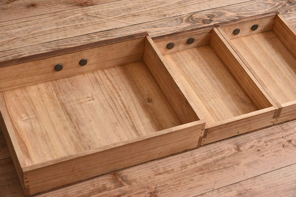 アンティーク家具　総桐材製　クリアガラス引き戸　古い木の鉄脚ローボード(桐箪笥、桐たんす)