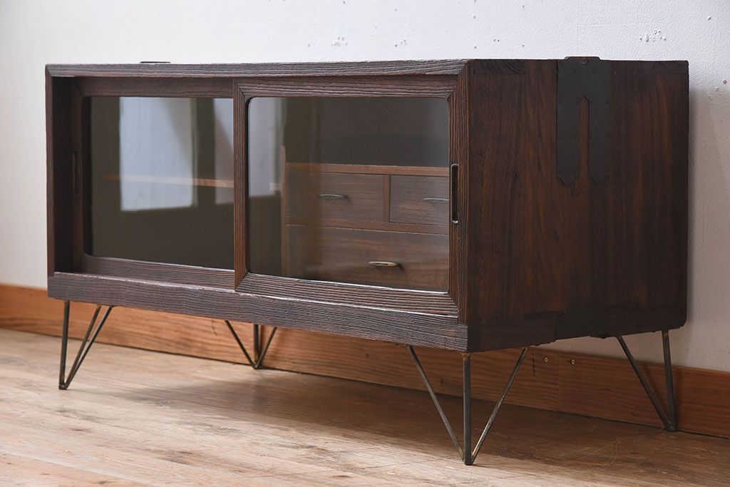 アンティーク家具　総桐材製　クリアガラス引き戸　古い木の鉄脚ローボード(桐箪笥、桐たんす)