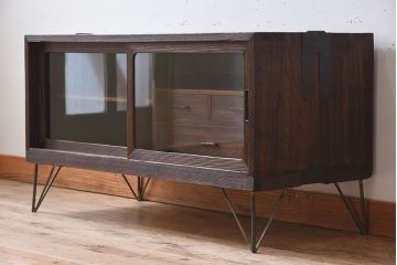 アンティーク家具　総桐材製　クリアガラス引き戸　古い木の鉄脚ローボード(桐箪笥、桐たんす)