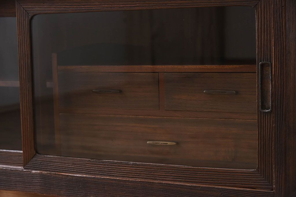 アンティーク家具　総桐材製　クリアガラス引き戸　古い木の鉄脚ローボード(桐箪笥、桐たんす)