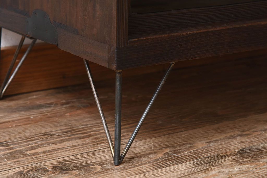 アンティーク家具　総桐材製　クリアガラス引き戸　古い木の鉄脚ローボード(桐箪笥、桐たんす)