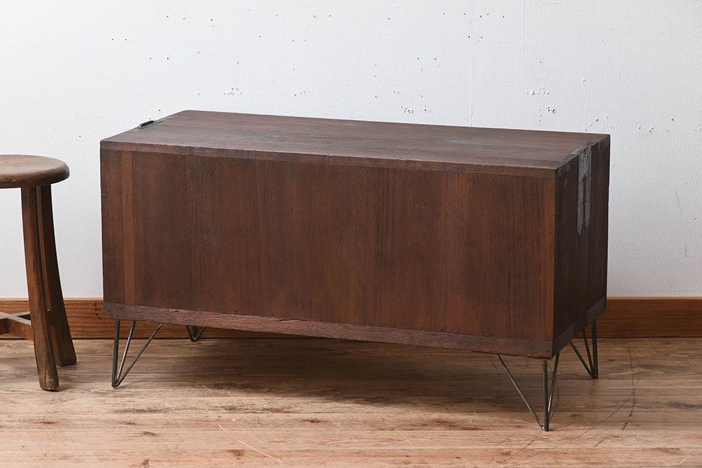 アンティーク家具　総桐材製　クリアガラス引き戸　古い木の鉄脚ローボード(桐箪笥、桐たんす)