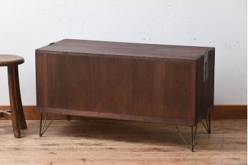 アンティーク家具　総桐材製　クリアガラス引き戸　古い木の鉄脚ローボード(桐箪笥、桐たんす)