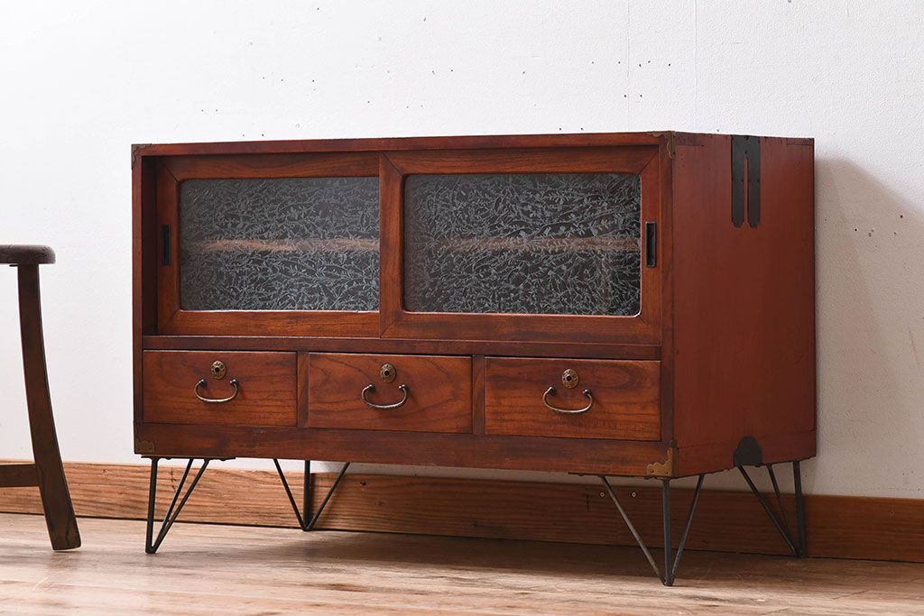 レトロ家具　昭和レトロ　前面欅材　漆塗り　結霜ガラス引き戸の鉄脚ローボード