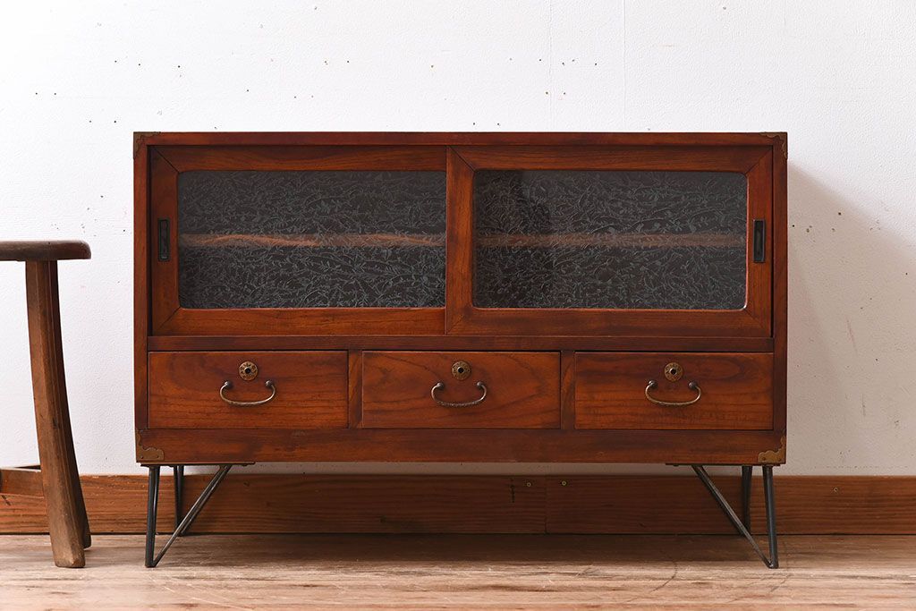 レトロ家具　昭和レトロ　前面欅材　漆塗り　結霜ガラス引き戸の鉄脚ローボード