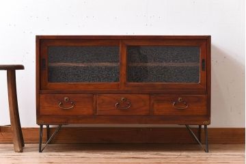 レトロ家具　昭和レトロ　前面欅材　漆塗り　結霜ガラス引き戸の鉄脚ローボード