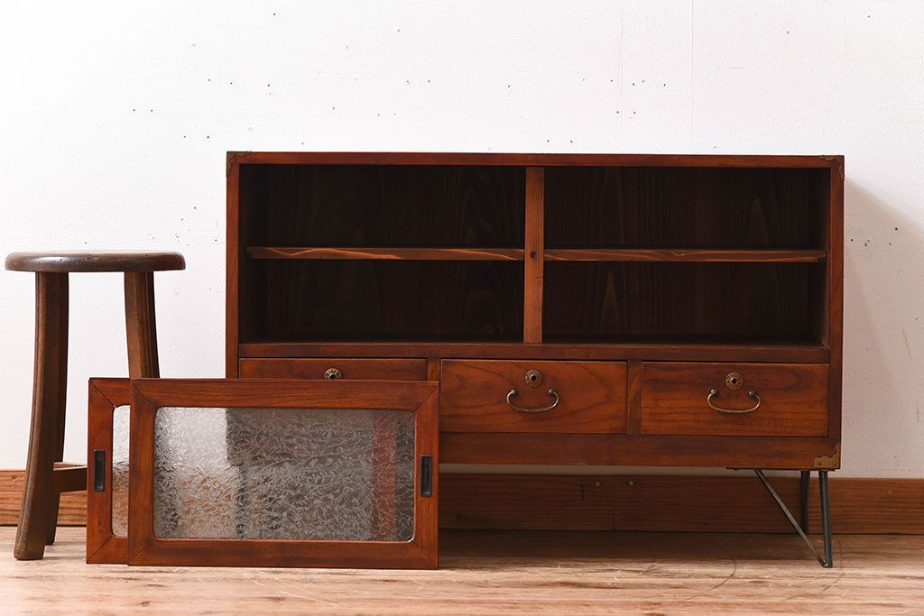 レトロ家具　昭和レトロ　前面欅材　漆塗り　結霜ガラス引き戸の鉄脚ローボード