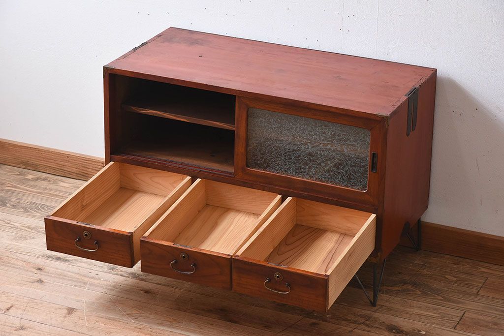 レトロ家具　昭和レトロ　前面欅材　漆塗り　結霜ガラス引き戸の鉄脚ローボード