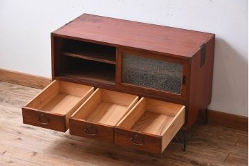 レトロ家具　昭和レトロ　前面欅材　漆塗り　結霜ガラス引き戸の鉄脚ローボード