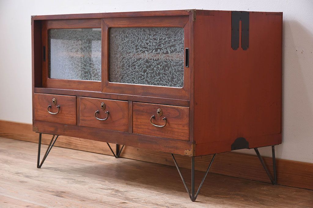 レトロ家具　昭和レトロ　前面欅材　漆塗り　結霜ガラス引き戸の鉄脚ローボード