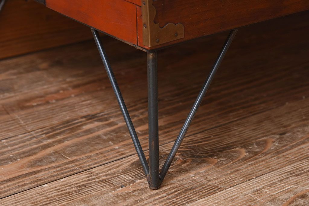 レトロ家具　昭和レトロ　前面欅材　漆塗り　結霜ガラス引き戸の鉄脚ローボード