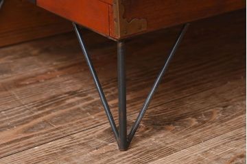 レトロ家具　昭和レトロ　前面欅材　漆塗り　結霜ガラス引き戸の鉄脚ローボード