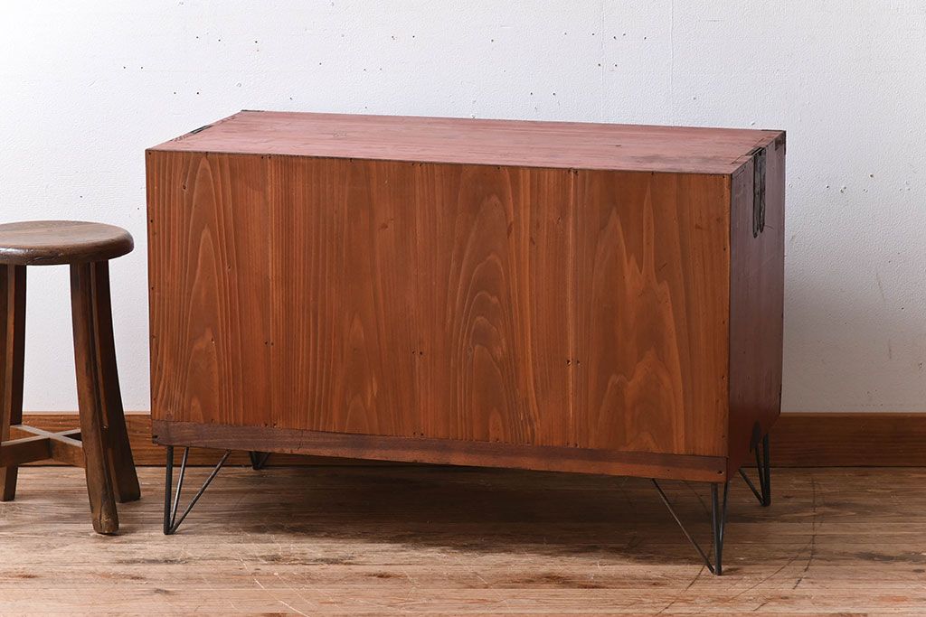 レトロ家具　昭和レトロ　前面欅材　漆塗り　結霜ガラス引き戸の鉄脚ローボード