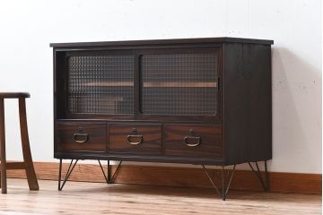 アンティーク家具　和製アンティーク　前面黒檀材　チェッカーガラス引き戸の鉄脚付きローボード