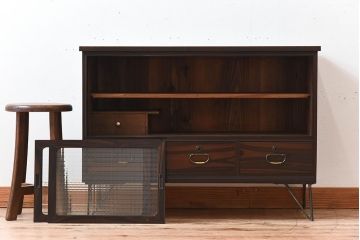 アンティーク家具　和製アンティーク　前面黒檀材　チェッカーガラス引き戸の鉄脚付きローボード