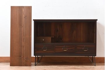 アンティーク家具　和製アンティーク　前面黒檀材　チェッカーガラス引き戸の鉄脚付きローボード