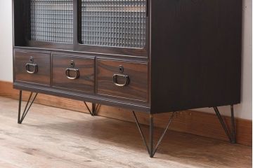 アンティーク家具　和製アンティーク　前面黒檀材　チェッカーガラス引き戸の鉄脚付きローボード