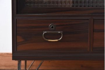アンティーク家具　和製アンティーク　前面黒檀材　チェッカーガラス引き戸の鉄脚付きローボード